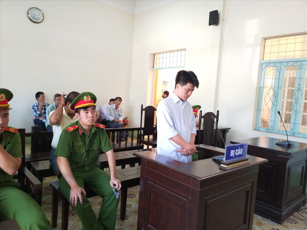Bị cáo Phạm Thành Hiếu nghe tuyên án. Ảnh: K.Q