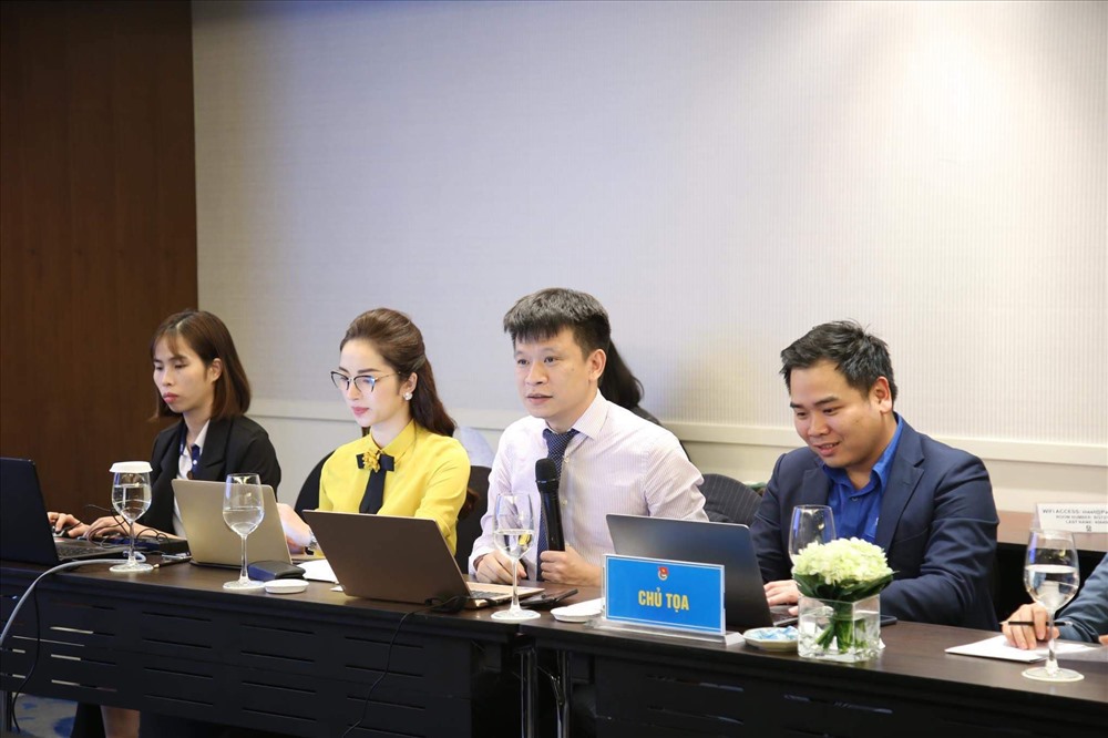 Ban chủ tọa và thư ký Diễn đàn số 4 điều hành và tổng hợp các ý kiến đóng góp, sáng kiến khoa học nhằm nâng cao năng suất lao động và đảm bảo công bằng xã hội.