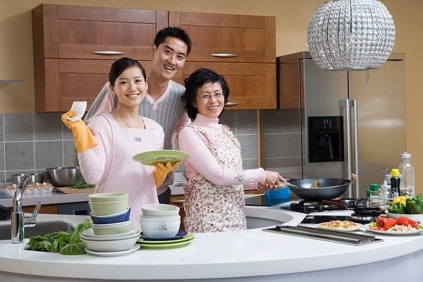 Không gì quý hơn là việc khen chồng trước mặt mẹ chồng.
