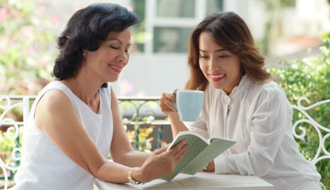 Thường xuyên khen ngợi mẹ chồng cũng là một cách tốt để ghi điểm.