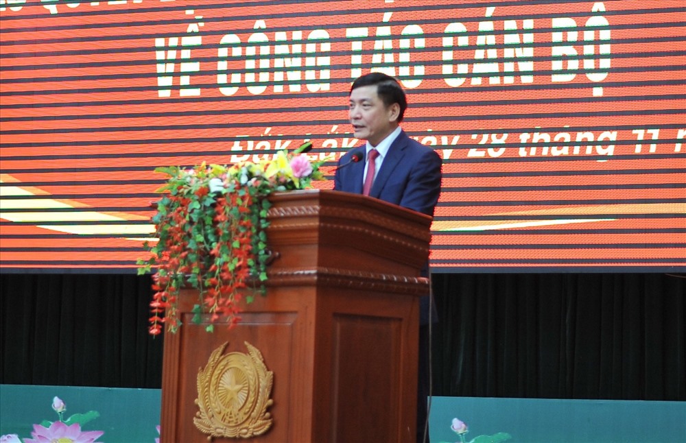 đồng chí Bùi Văn Cường chúc mừng đồng chí Đại tá Vũ Hồng Văn đã được Bộ trưởng Bộ Công an tin tưởng điều động, bổ nhiệm nhận nhiệm vụ tại Công an tỉnh Đồng Nai. Ảnh: LX
