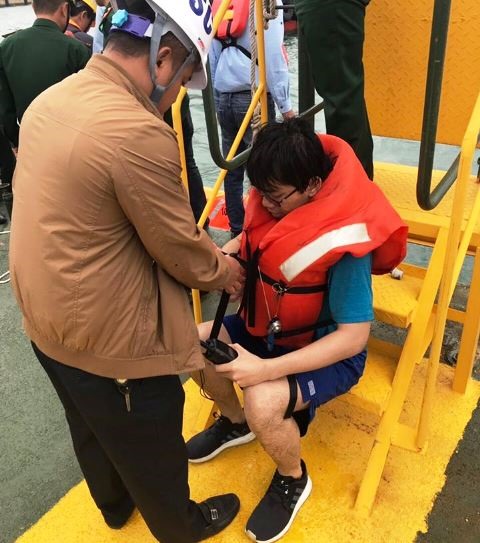 1 trong số 18 thuyền viên đã được cứu vào bờ an toàn
