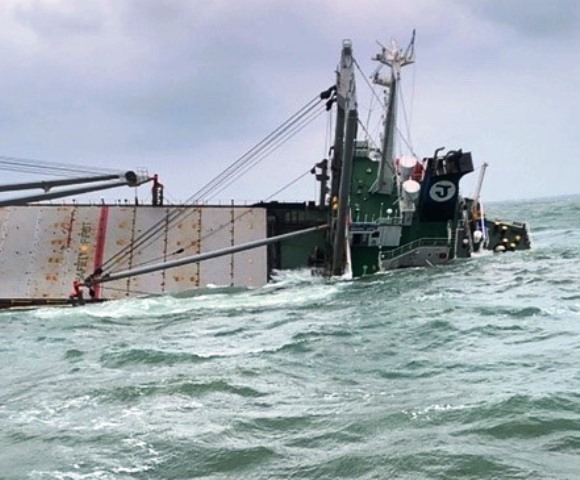Chiếc tàu nghiêng rồi chìm dần.