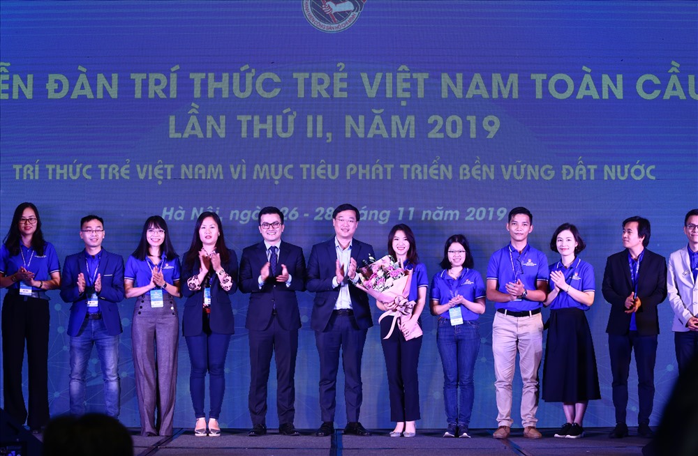 Anh Lê Quốc Phong, Ủy viên dự khuyết BCH Trung ương Đảng, Bí thư thứ nhất Trung ương Đoàn, Chủ tịch Trung ương Hội LHTN Việt Nam tặng hoa cho đội ngũ kết nối của Mạng lưới Trí thức trẻ Việt Nam toàn cầu lần II. Ảnh Bảo Anh