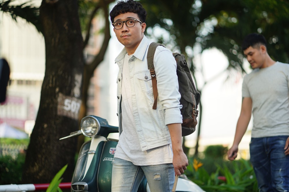 Trấn Thành giành giải “Nam diễn viên chính xuất sắc” nhờ vai diễn trong “Cua lại vợ bầu“. Ảnh: NSX.