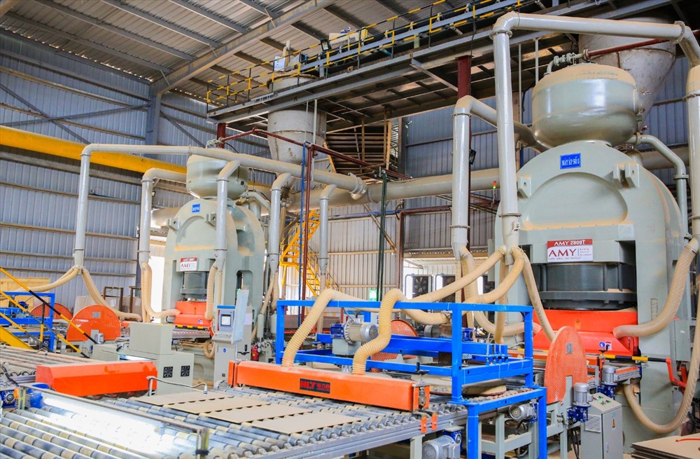 Nhiều công nghệ mới được áp dụng trong dây chuyền sản xuất gạch ốp lát AMYGRES. H.NHUNG