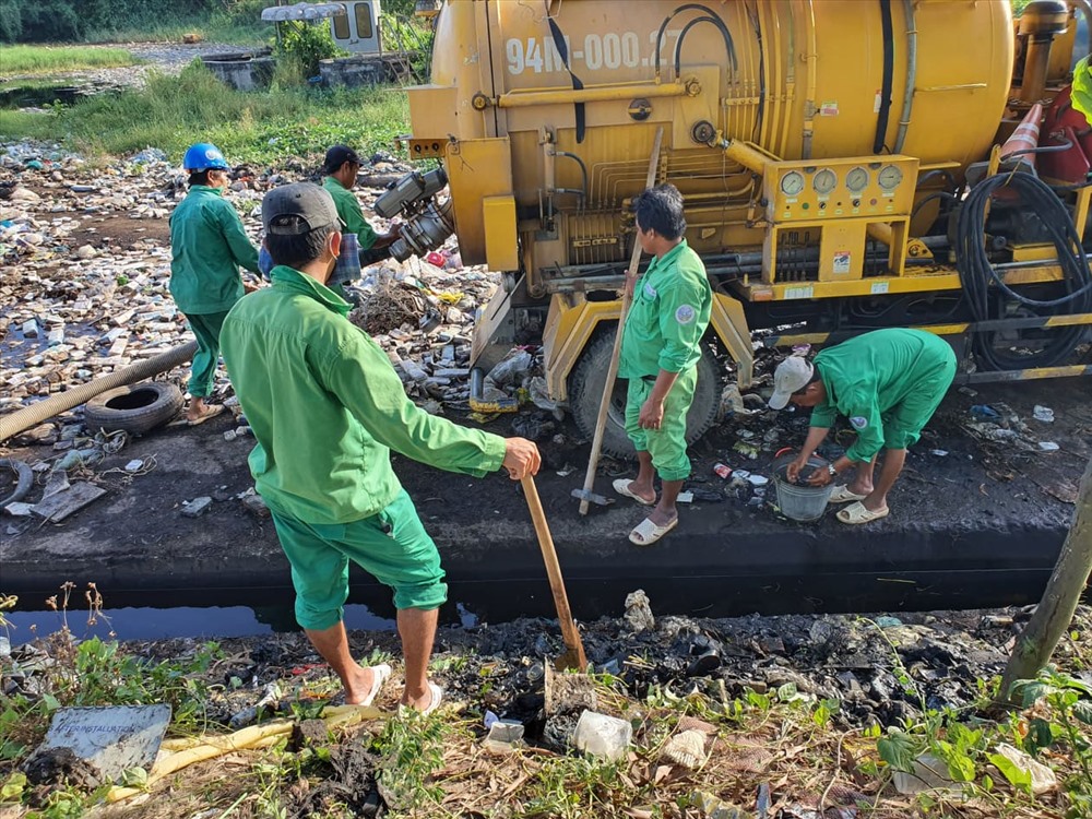 Công nhân Trung tâm Dịch vụ đô thị thường xuyên xử lý nhưng vẫn không đảm bảo mùi hoi phát ra từ bãi rác (ảnh Nhật Hồ)