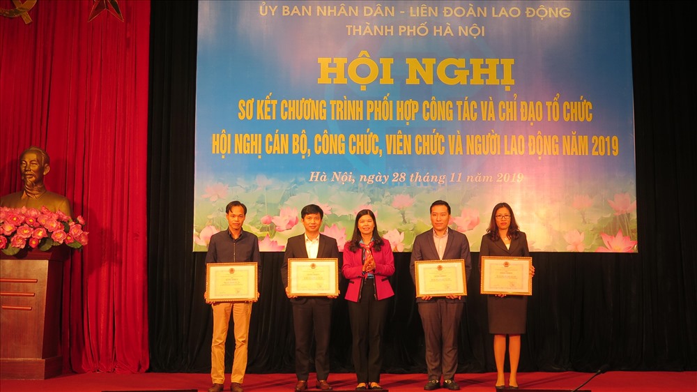 Lãnh đạo LĐLĐ TP.Hà Nội tặng bằng khen cho các tập thể, cá nhân có thành tích tốt trong hoạt động. Ảnh: Ngọc Ánh