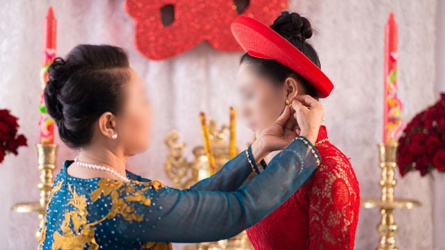 Vừa trao vàng cưới cho con dâu đeo chưa nóng cổ, mẹ chồng Tâm đã vội xin lại để trả nợ. Ảnh minh họa.