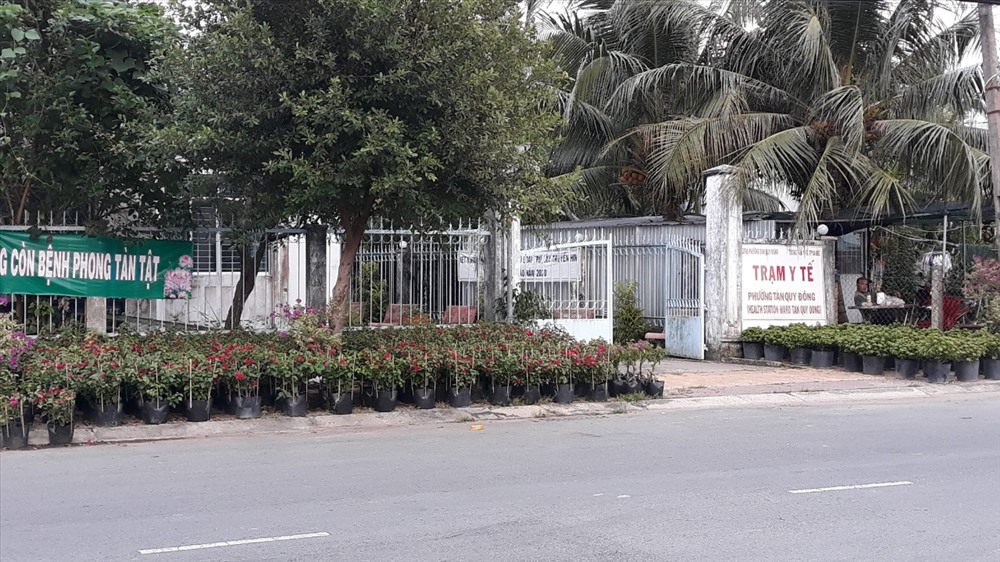 Một phần trạm y tế phường Tân Qui Đông được tận dụng để chất hoa