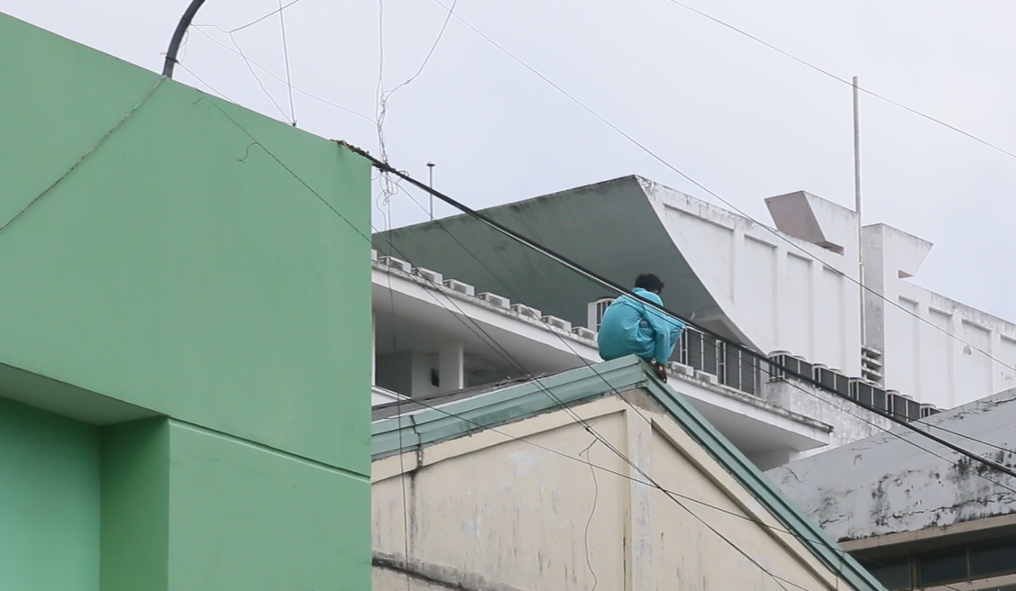 Bệnh nhân trên ngồi ở mái nhà suốt một thời gian dài không chịu xuống. Ảnh: B.T