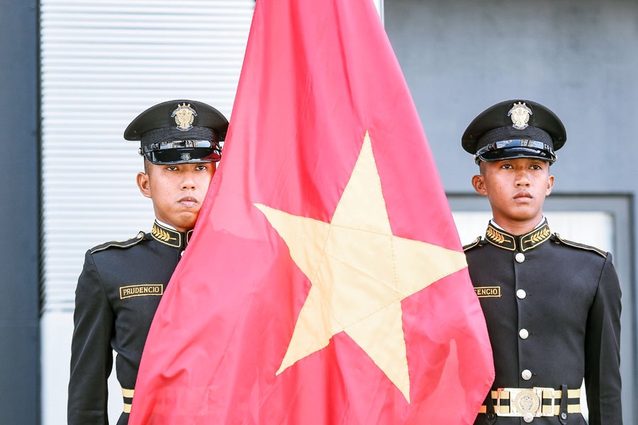 Quốc kỳ Việt Nam chuẩn bị được kéo lên