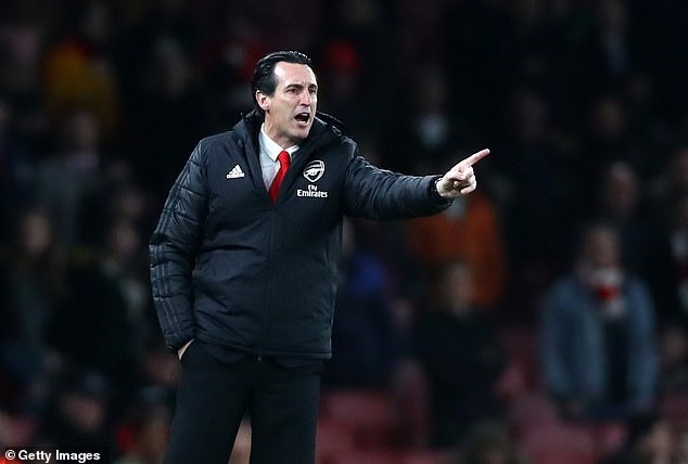 Sức ép dành cho Emery là quá lớn. Ảnh: Getty.