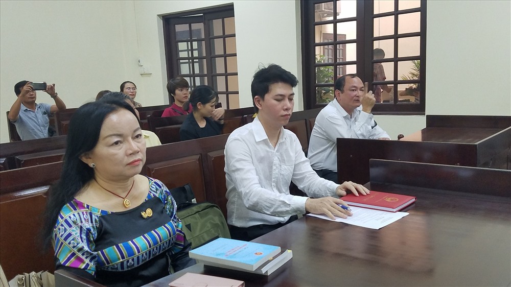 Nhạc sĩ Trường Nhân và luật sư đại diện có mặt tại toà.