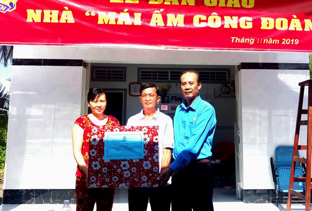 Phó Chủ tịch LĐLĐ Kiên Giang Nguyễn Minh Dũng tặng quà tân gia của LĐLĐ Kiên Giang cho gia đình đoàn viên Trần Văn Thiệp. Ảnh: LT