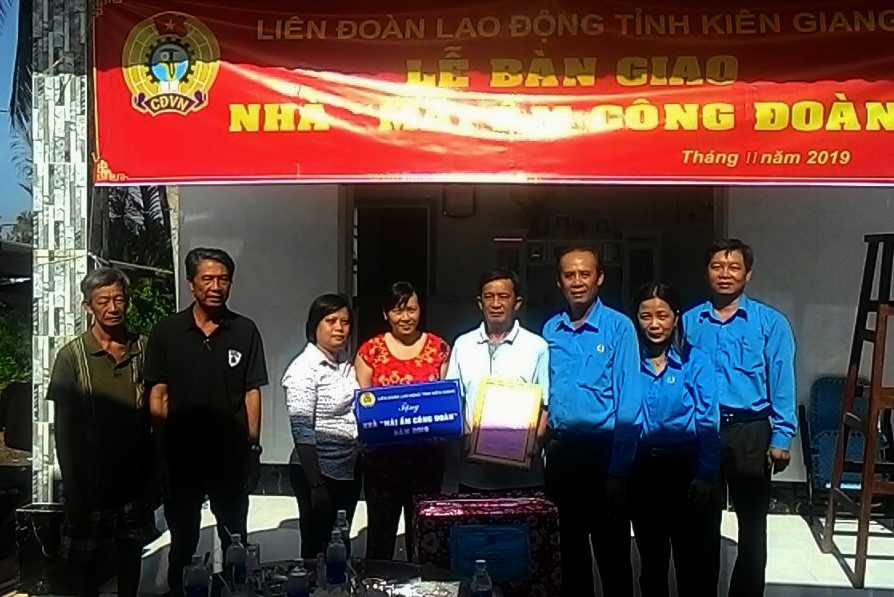 Phó Chủ tịch LĐLĐ Kiên Giang Nguyễn Minh Dũng cùng đoàn công tác thực hiện nghi thức bàn giao Mái ấm Công đoàn. Ảnh: LT
