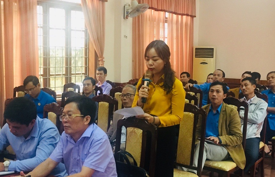 Cử tri phát biểu tại buổi tiếp xúc cử tri của Đoàn ĐBQH tỉnh Quảng Trị. Ảnh: Hoàng Tuân.