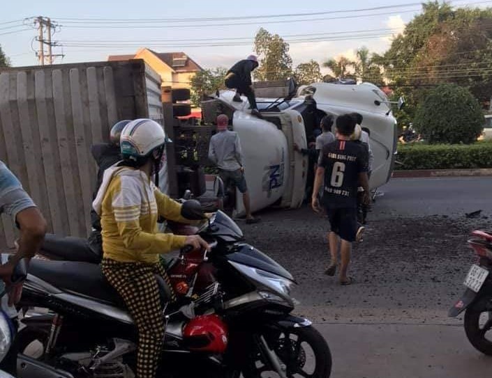 Người dân cùng công an giải cứu tài xế mắc kẹt. Ảnh: HĐ