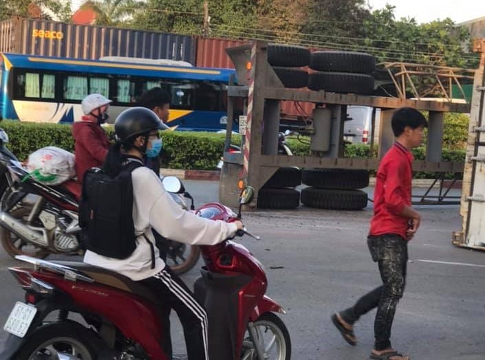 Rất may tai nạn không làm bị thương người dân đi đường. Ảnh: AX