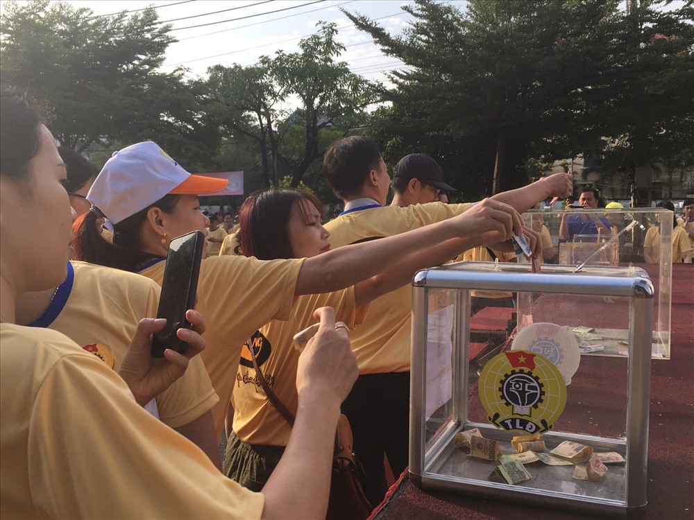 Đoàn viên công đoàn, công nhân, lao động tham gia đóng góp ủng hộ “Vì người bạn đoàn viên công đoàn”