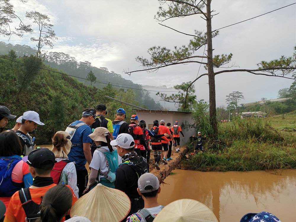 Dồn ứ trên cây cầu (ảnh: PK).