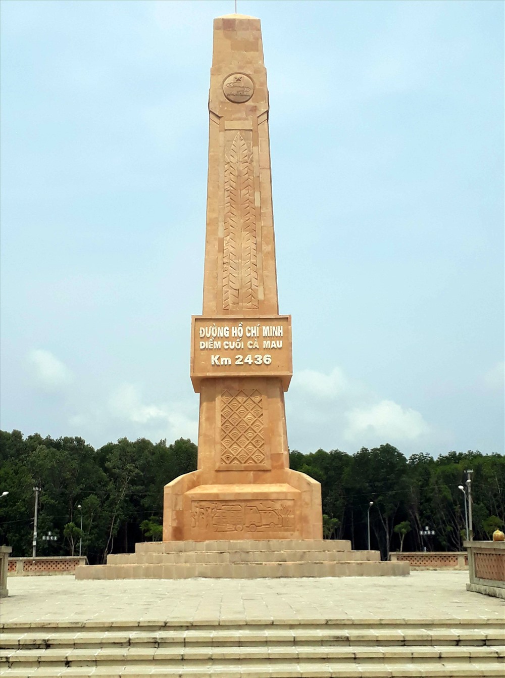 Biểu tượng mốc điểm cuối đường Hồ Chí Minh nơi Đất Mũi (ảnh Nhật Hồ)
