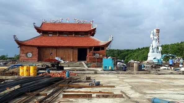 Đền thờ Lạc Long Quân và Mẹ Âu Cơ nơi Đất Mũi (ảnh Nhật Hồ)