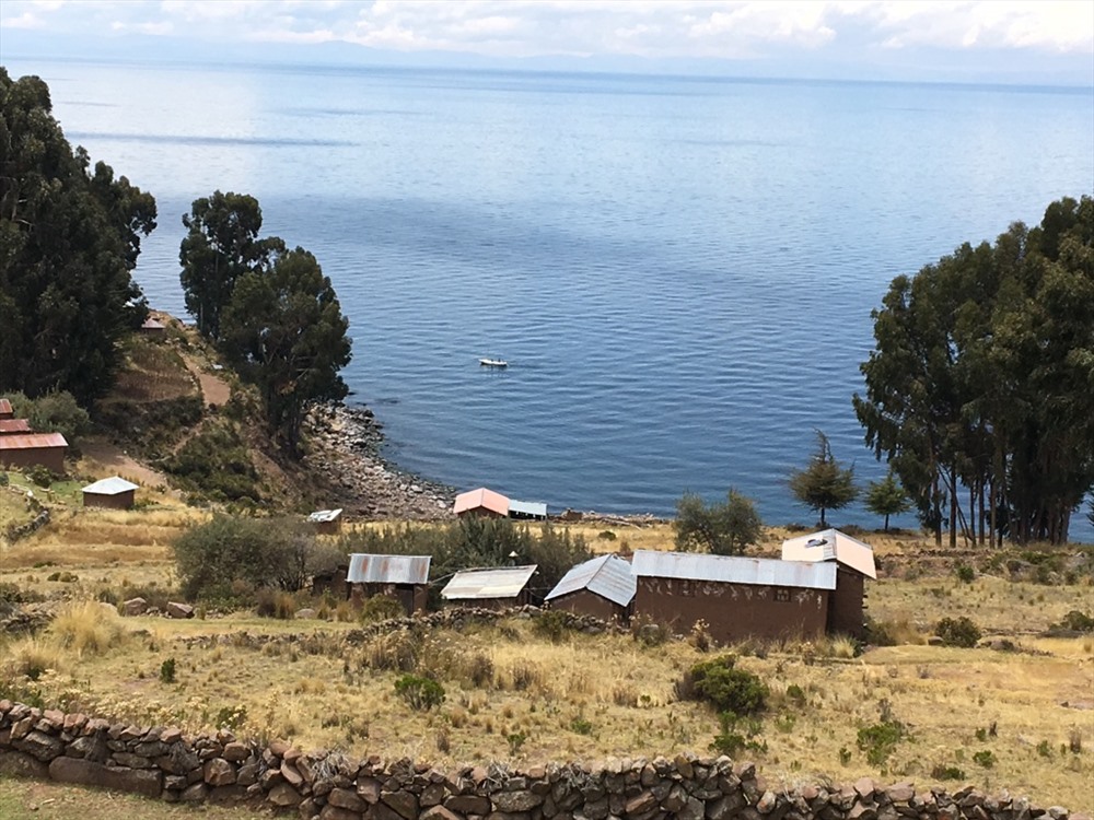 Cách thành phố Puno của Puno 2 giờ đi tàu trên hồ Titicaca, đảo nằm giáp với biên giới Bolivia. Ảnh: Đ.D.H