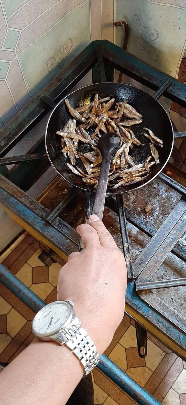 Món ngon ám ảnh tôi nhất trong hành trình Nam Mỹ, ai ngờ là những con cá bé bằng đầu đũa sống trong nước lạnh hồ Titicaca trên hòn đảo vắng ấy. Tôi tự tay đi bắt và chế biến chúng. Cá đắng nghét và thơm như... không phải là cá. Ảnh: Đ.D.H