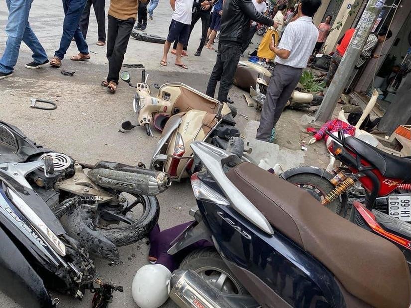 Xe ô tô tông hàng loạt xe máy đang dừng bên đường.