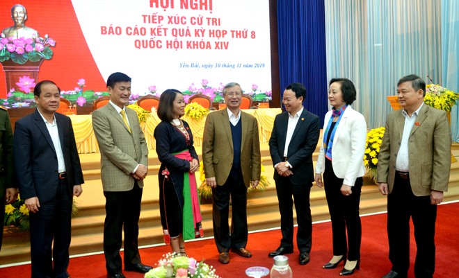 Thường trực Ban Bí thư Trần Quốc Vượng trao đổi với lãnh đạo tỉnh Yên Bái. Ảnh Báo Yên Bái