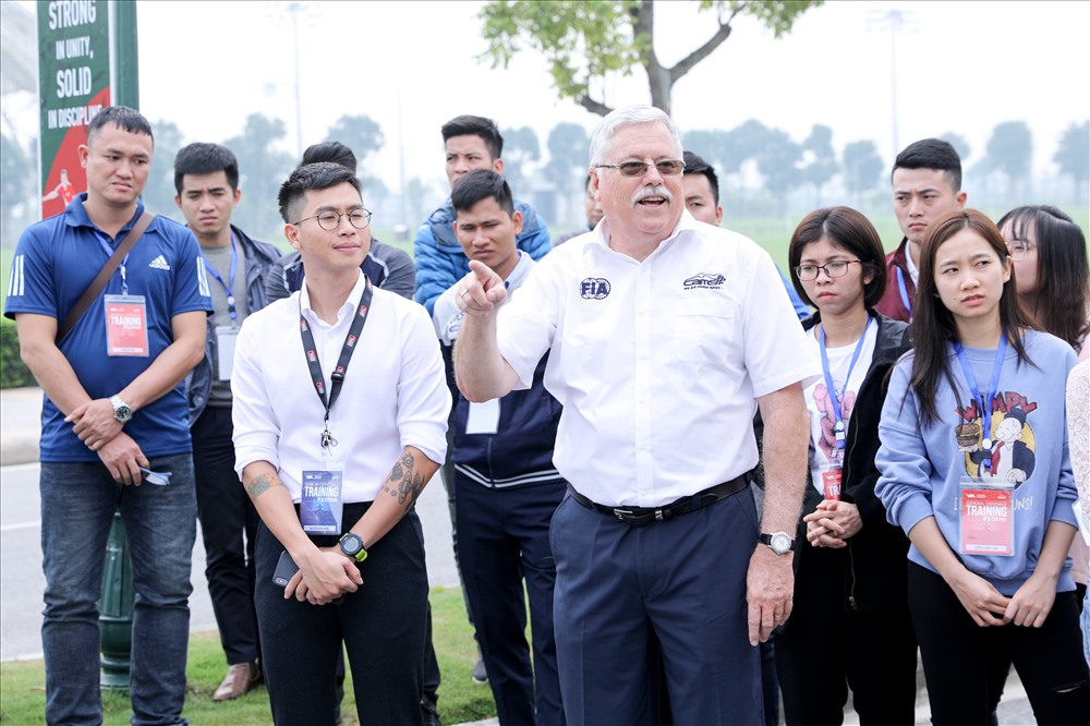 Các chuyên gia CAMS hướng dẫn trực tiếp các tình nguyện viên. Ảnh: XK