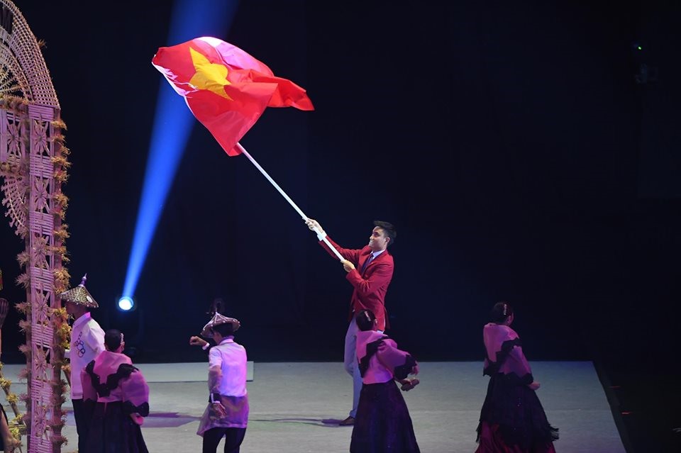 Vận động viên Vũ Thành An cầm cờ cho đoàn Việt Nam. Ảnh: Anh Tuấn