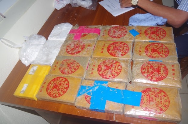 Hàng chục bánh heroin trôi dạt vào bờ biển Quảng Nam. Ảnh: CTV