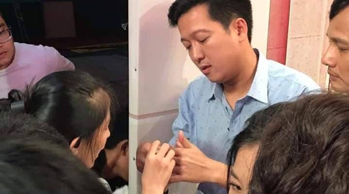 Tại hậu trường, mọi người lo lắng cho nam danh hài khi gặp sự cố bất ngờ. (Nguồn: TCBC)