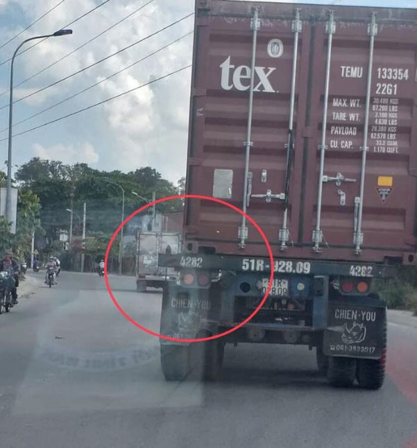 Hình ảnh thùng container lệch khỏi rơmoóc được tài xế chụp lại.