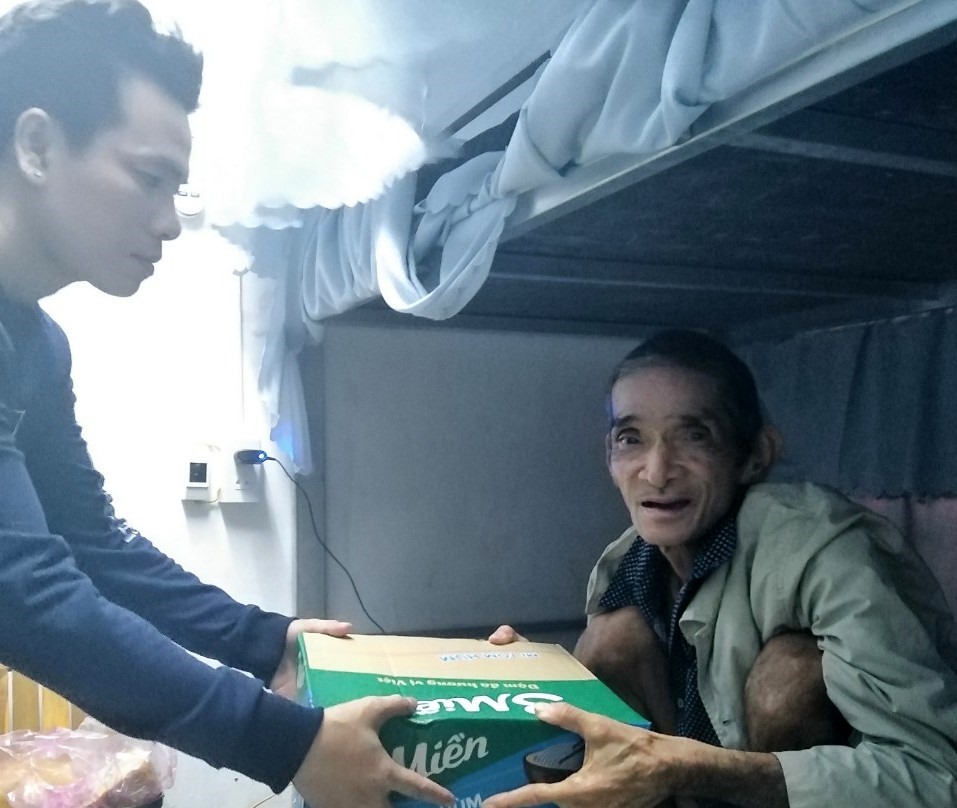 Biết ở nhà nghỉ có nhiều hoàn cảnh khó khăn, nên nhiều người đến hỗ trợ. Trong ảnh, ông Tổng nhận được quà của những mạnh thường quân. Ảnh: SH.