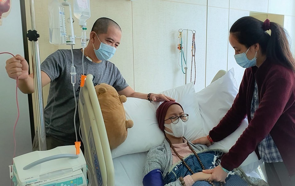Đạo diễn Đỗ Đức Thành cùng con chiến đấu đến phút cuối. Ảnh: FB