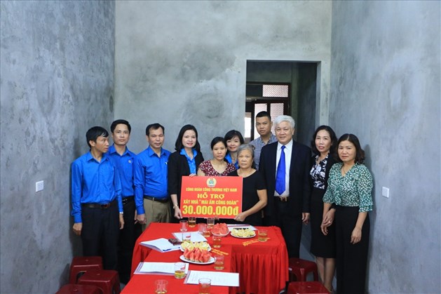LĐLĐ tỉnh Hòa Bình và Công đoàn ngành Công  thương Việt Nam đến thăm, động viên và trao tiền hỗ trợ xây nhà "Mái ấm công đoàn" cho đoàn viên Nguyễn Thị Huyền.