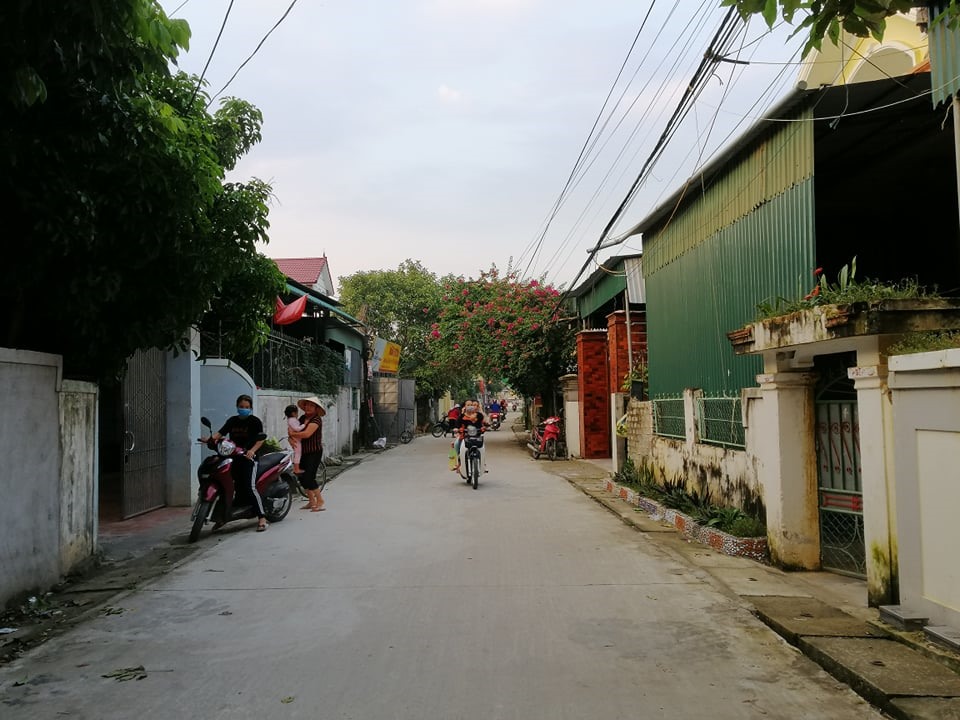 Con đường dẫn vào nhà anh D.