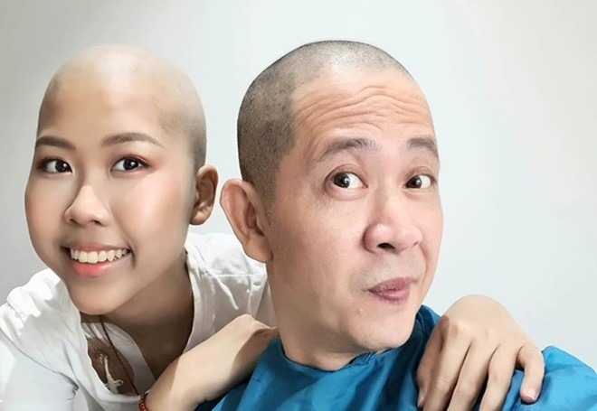 Đạo diễn Đỗ Đức Thành đồng hành cùng con gái trong hành trình tìm sự sống. Ảnh: FB