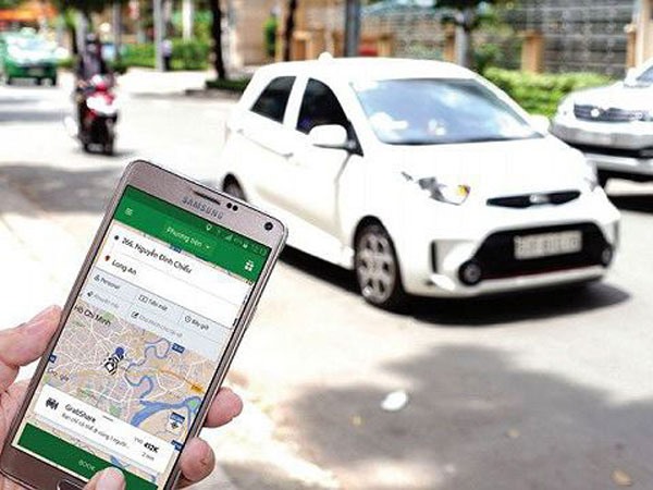 Việc bắt buộc taxi công nghệ phải chuyển BKS sang màu vàng cam sẽ dễ dàng cho khách hàng nhận diện. Ảnh: PV