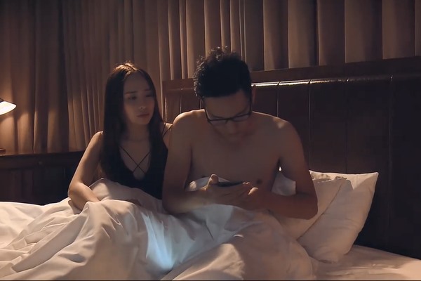Trần Bạt hoảng hốt khi được Trinh nói về vụ sập mỏ đá chết người. Ảnh: CMH.