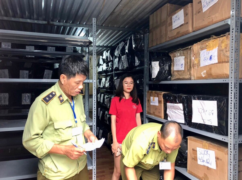 (Đội Quản lý thị trường số 1 thuộc Cục Quản lý thị trường thành phố Hà Nội kiểm tra cửa hàng và nơi cất giữ hàng hóa tại ngách 9B ngõ 35/76 An Dương, phường Tứ Liên, quận Tây Hồ, thành phố Hà Nội)