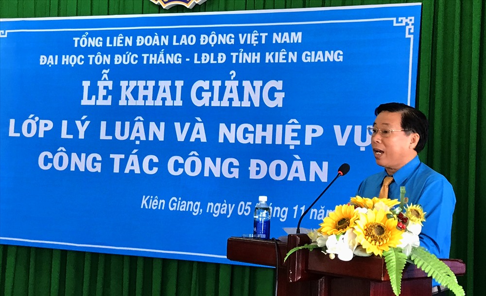 Chủ tịch LĐLĐ Kiên Giang Trần Thanh Việt phát biểu khai giảng lớp học. Ảnh: T.H