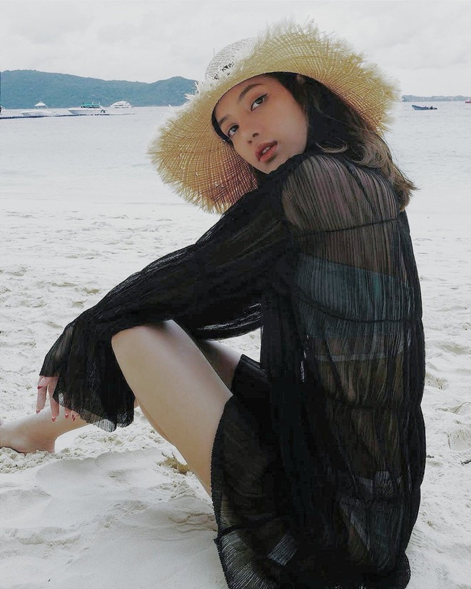 Lisa mặc bikini trong lớp váy xuyên thấu.
