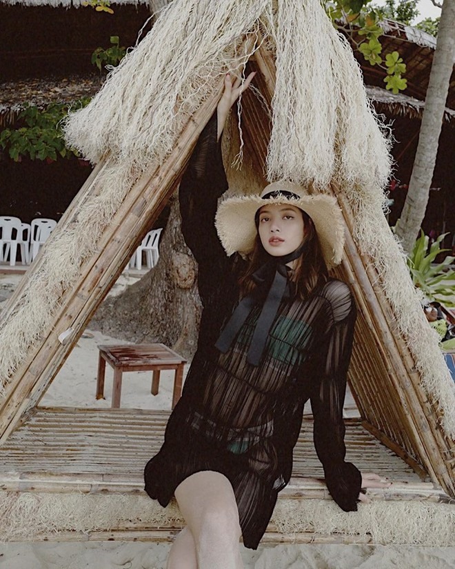 Nhan sắc xinh đẹp và body quyến rũ của Lisa.
