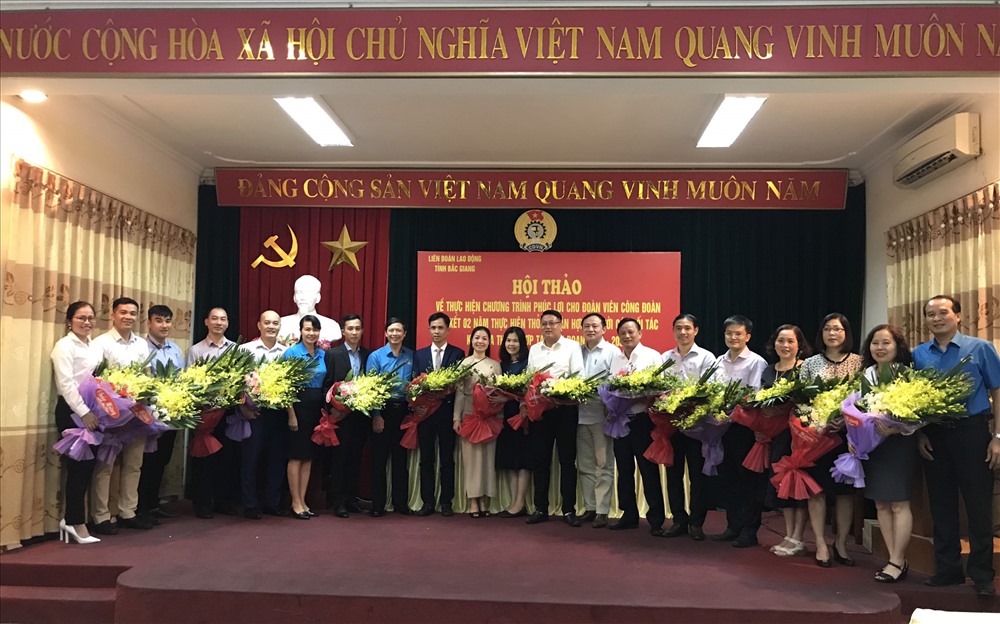 Các đại biểu tham dự Hội thảo chụp ảnh lưu niệm.