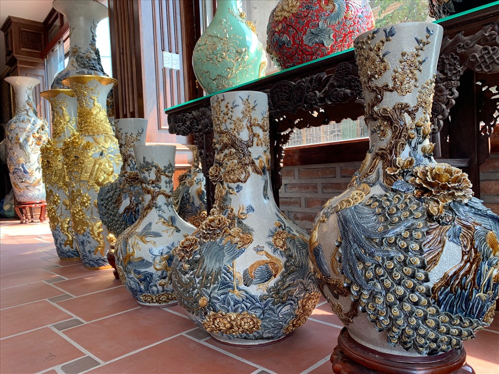 Ngoài lục bình, sản phẩm gốm đắp hoạ tiết nổi 3D của nghệ nhân Vũ Như Quỳnh còn có choé, tỏi, bóng, ...