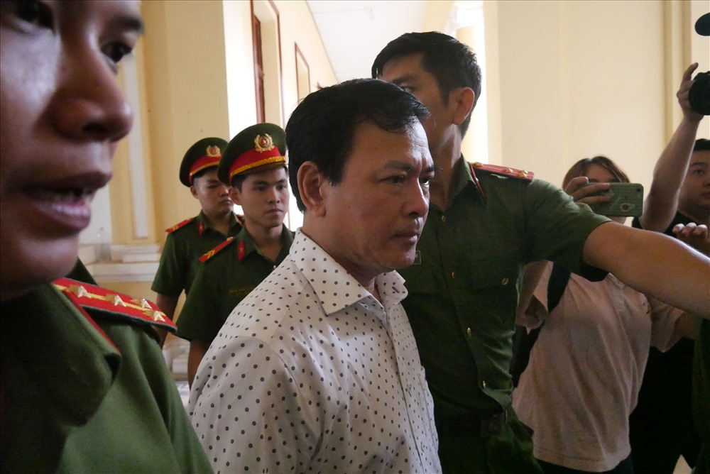 Ông Nguyễn Hữu Linh rời phiên toà phúc thẩm
